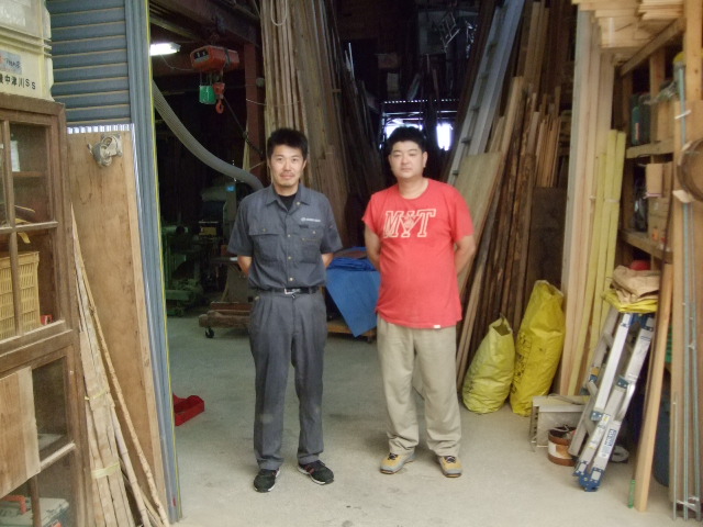 『杣工房・早川泰輔事務所』代表　早川さん（写真右）と工房入り口にて