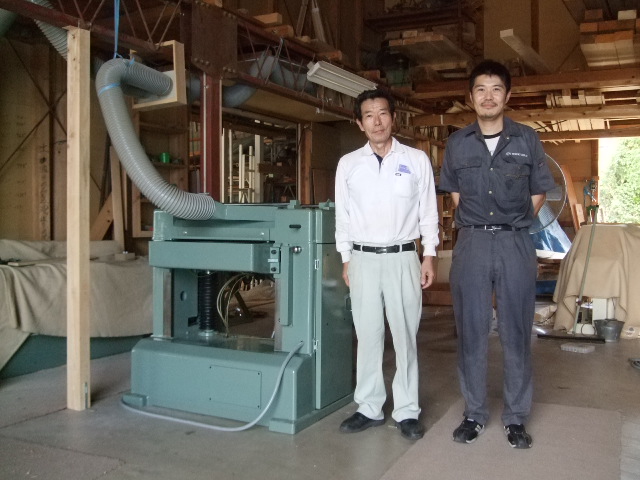 建築の匠　切中　代表切中健元さん（左）と購入して頂いた太洋の自動一面鉋盤　ＣＰ－６２０の前で。