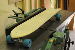 写真はＣｏｌｏｍａｓｓａ(コロマッサ)ブランド　ソリッドロングスケートボードのサンプル品。家具だけでなく、【木製遊び道具】もユニークな視点から作られます。