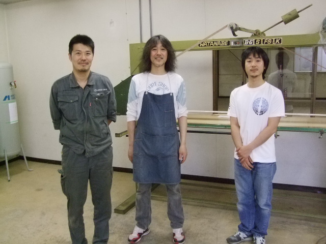 レッドハウス代表石橋様（写真中央）とスタッフの斉藤様（写真右）と三人で新工場内にて。