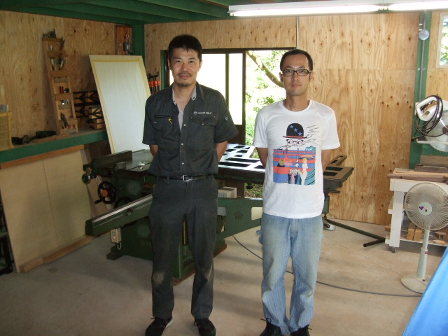 くるみ川木工所　代表小倉広太郎さん（写真右）と、工房内、購入頂いた永和の軸傾斜横切り盤の前で
