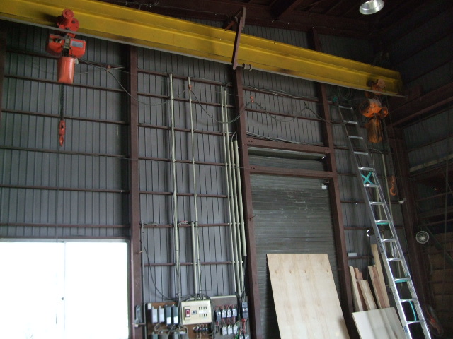 広々とした工場の中には倉庫クレーンも完備されていて大量の材料の搬入、搬出も楽々出来ます。