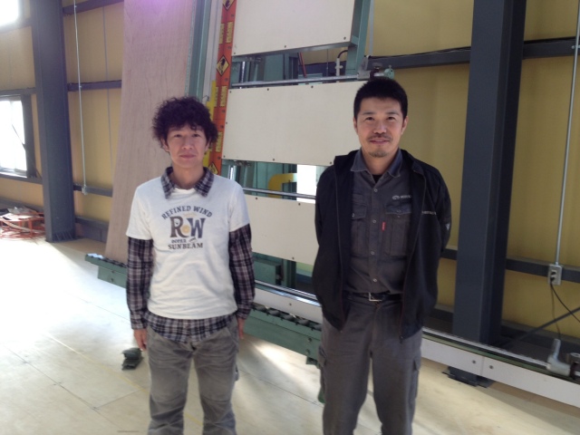菅力木工所　代表菅原清正さん（写真左）と納品させて頂いた田中機械のパネルソーの前で。