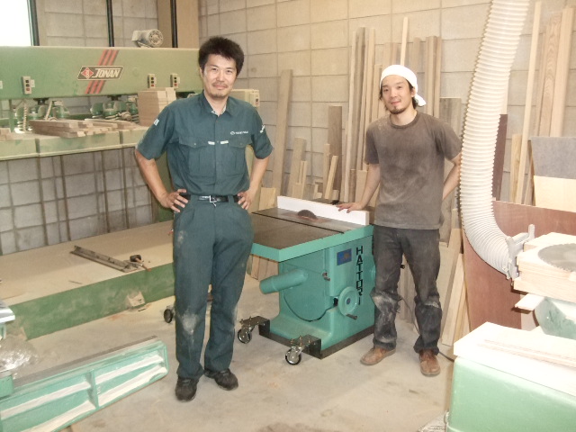 木理家具制作所の代表、芝高さん（写真右）と今回ご購入頂いた服部の軸傾斜盤の前で