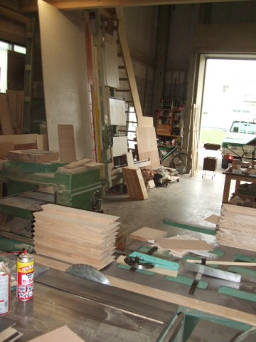 機械好きらしく、拘りのある木工機械が並ぶ工房内。２階にもスペースがあり、機械や材料を置いていて、お一人で作業をされるには十分な広さがあります。
