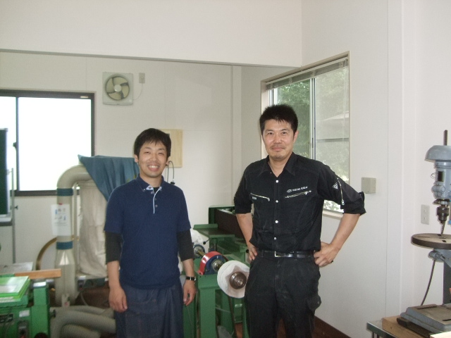 Ｙ．Ｏ．Ｓ．ギター工房の代表吉田友樹さん（写真左）と納品させて頂いたエコノミーサンダー、バフ研磨機の前で