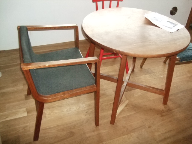 チェリーのテーブルにチークの椅子です。椅子はまだ木工を始めたばかりの時に製作されたモノです。手間をかけ、愛情が注がれた家具にセンスの良さが光ります。