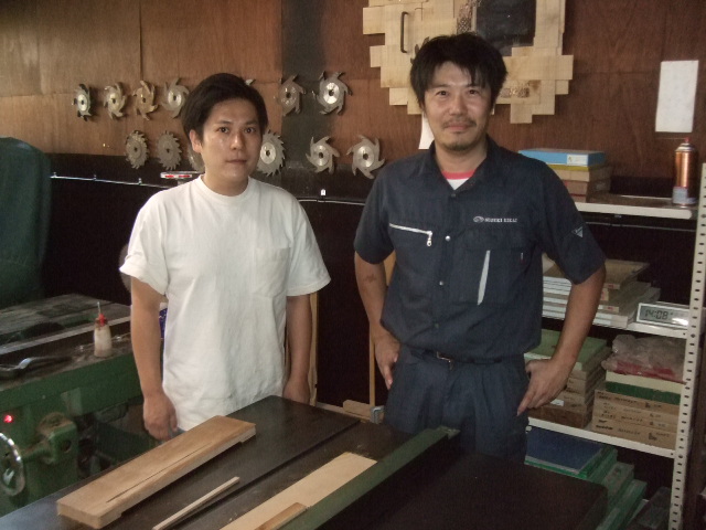 ＯＴＡ　ＭＯＫＫＯの代表、太田憲さん（左）と納品させて頂いた東海軸傾斜盤と一緒に