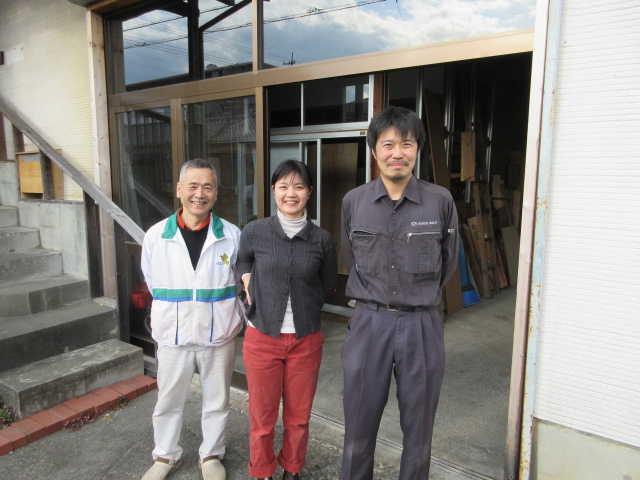 木とうるしの工房つくりて代表川合綾さん（中央）とそのお父様（左）と工房入口前で