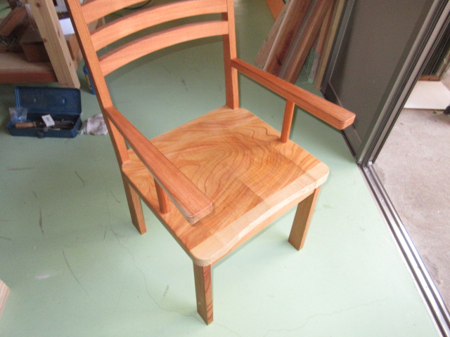 関口さんが制作された椅子です。若くして、とても技術が高く感心しました。このような若い作家さんが木工に興味を持って取り組む事が木工業界の今後の明るい材料になる事でしょう。