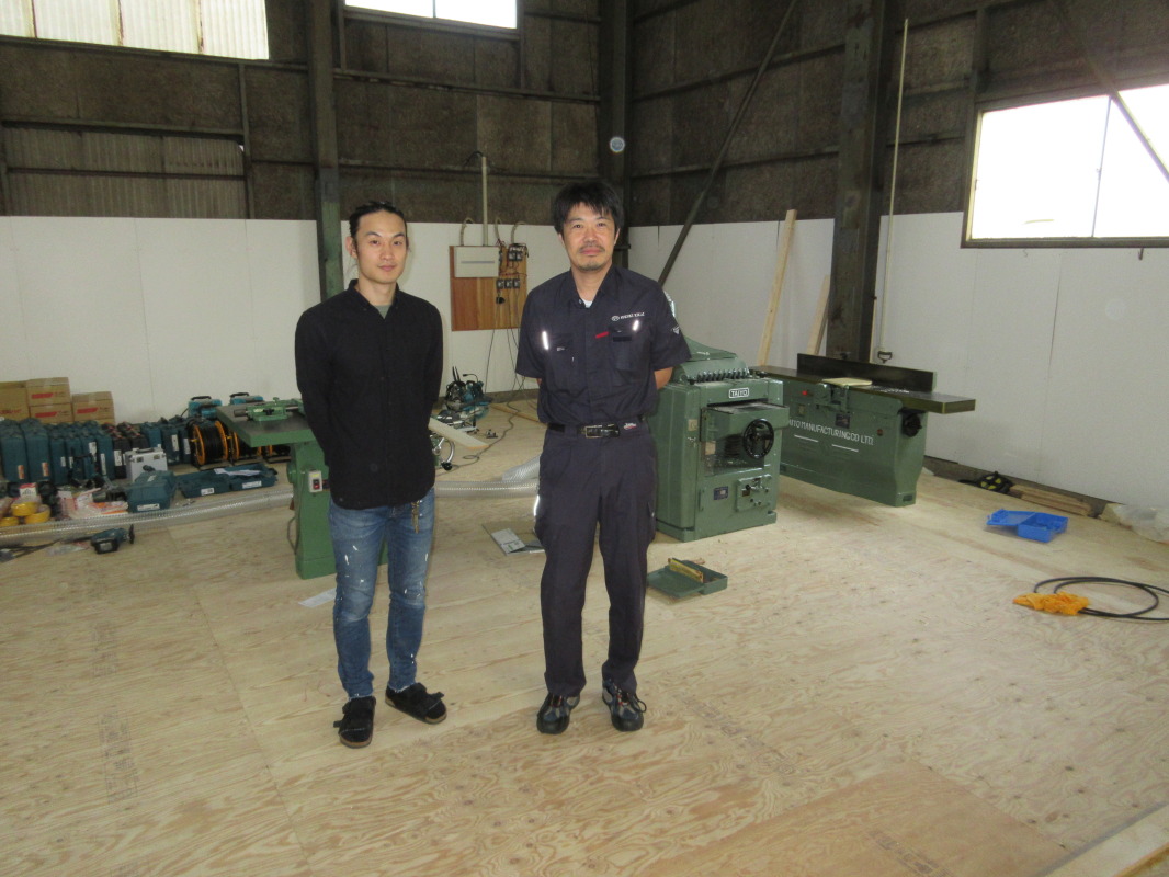 ＢＵＣＣＡＮＥＥＲ（バッカニア）の代表、磯野孝志さん（左）と購入して頂いた機械達の前で