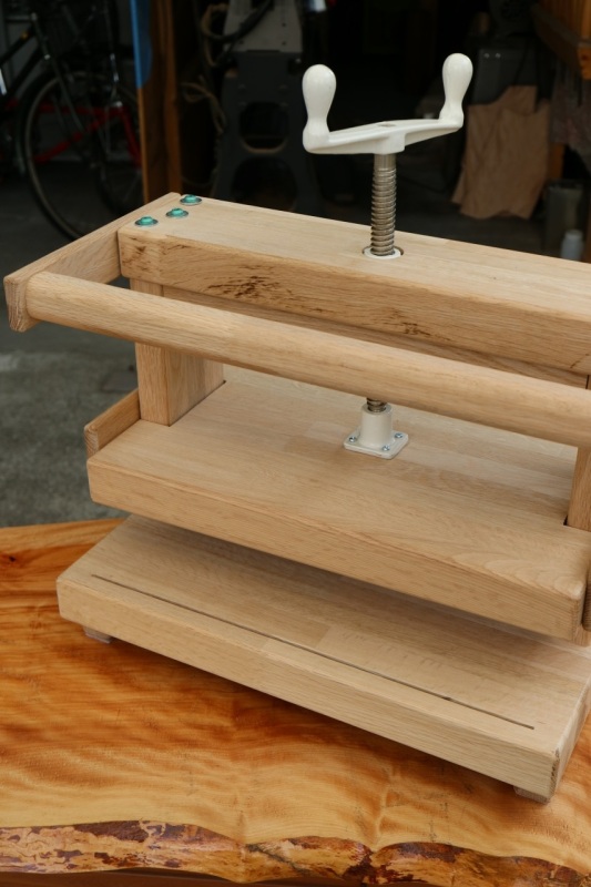 渡邊さんのアイデアから生み出された木製の製本プレス機です。使いやすさとともにデザインも秀逸なヒット商品です。