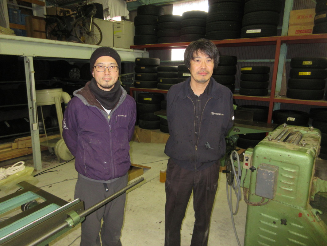ｓｔｕｄｉｏ　Ｊｉｇの代表、平井健太さん（左）と機械を設置した新工房内にて