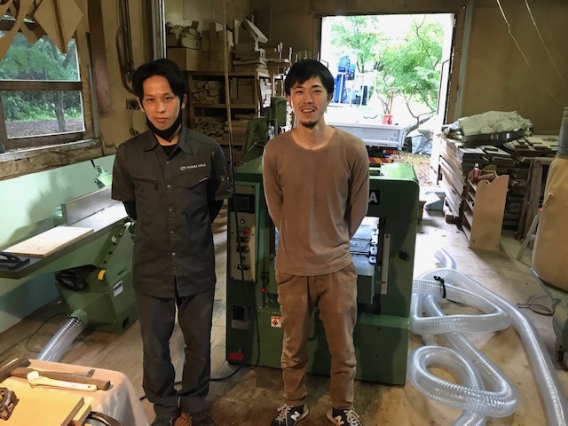 椛の木工房の２代目代表、矢崎野亜さん（右）と、工房内にて