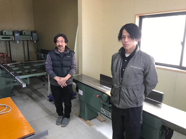 ＡＲＵＫＵ製作所の代表、村井道育さん（左）と、当社渡邉。購入頂いた手押し鉋盤の前で