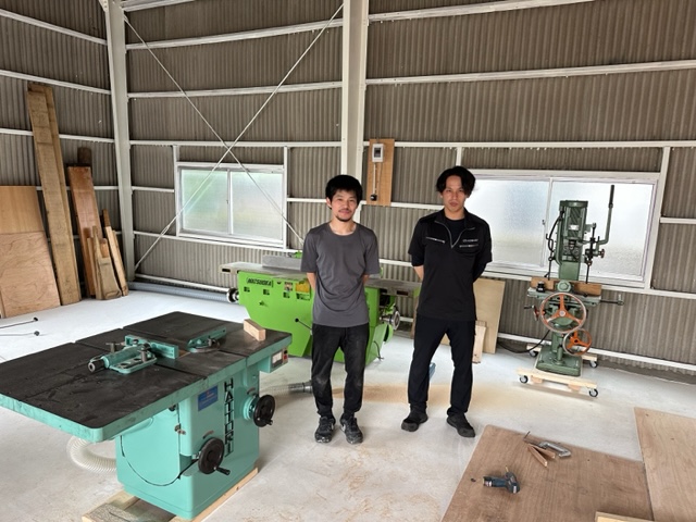 Ｆｏｌｋの代表、竹内悠人さん（左）と購入して頂いた機械を設置した工房内で