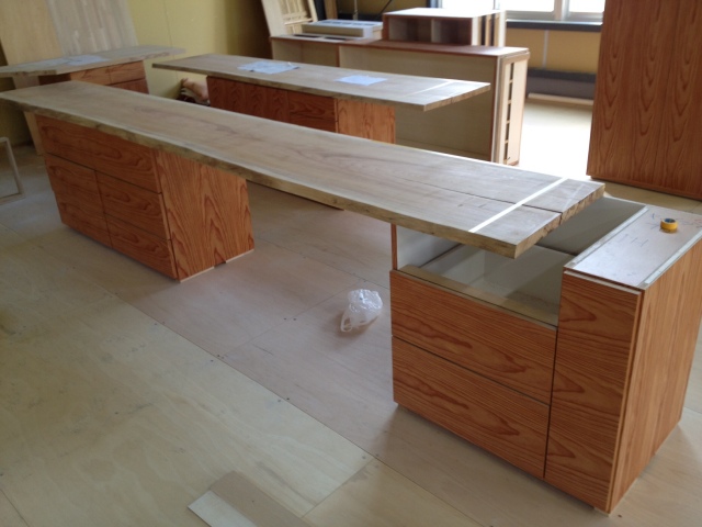 現在製作中の家具。菅力木工所さんでは一本モノのオーダーメイド家具（箱モノ、足モノ）から店舗、内装家具まで幅広く対応、製作しています。