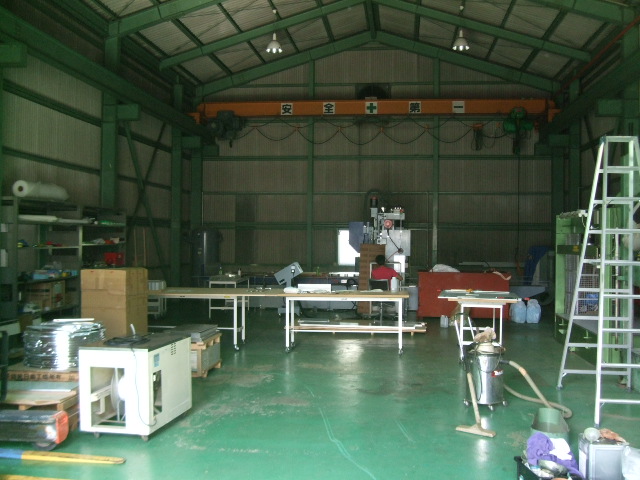 広々とした工場内には天井クレーンも設備されており、製品の搬入、搬出時にも役立ちます。