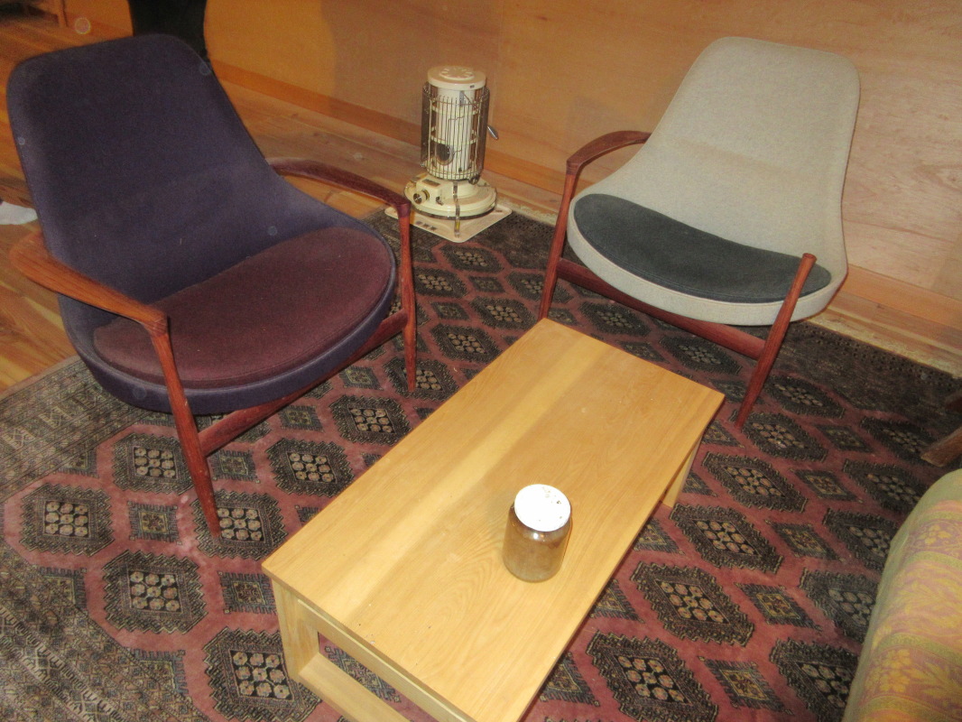 こちらも素敵なテーブルとイスのセット。ここでコーヒーを飲みながらお客様との商談などしている渡邉さんの様子が想い浮かびます。