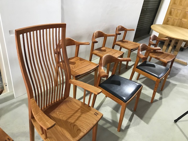 特に売れ筋の椅子は、強度、座り心地もさることながら、手間を惜しまず愛情込めて作られています。朝倉さんの家具製作の強いこだわりの一つに、製作過程で研磨作業をしないというものがあり、細かいところまで、鉋で仕上げた丁寧な仕上がりが見られます。