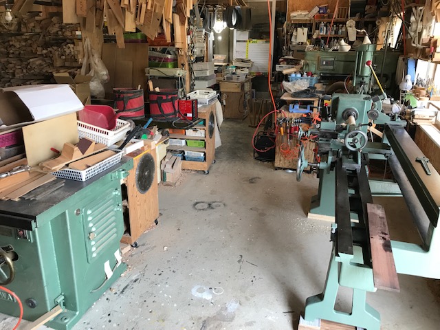 ショップに併設する作業場内の風景です。今回は右側の木工倣い旋盤を導入頂きました。その他の機械にも手入れが行き届き、大事にご使用されている様子が伺えます。