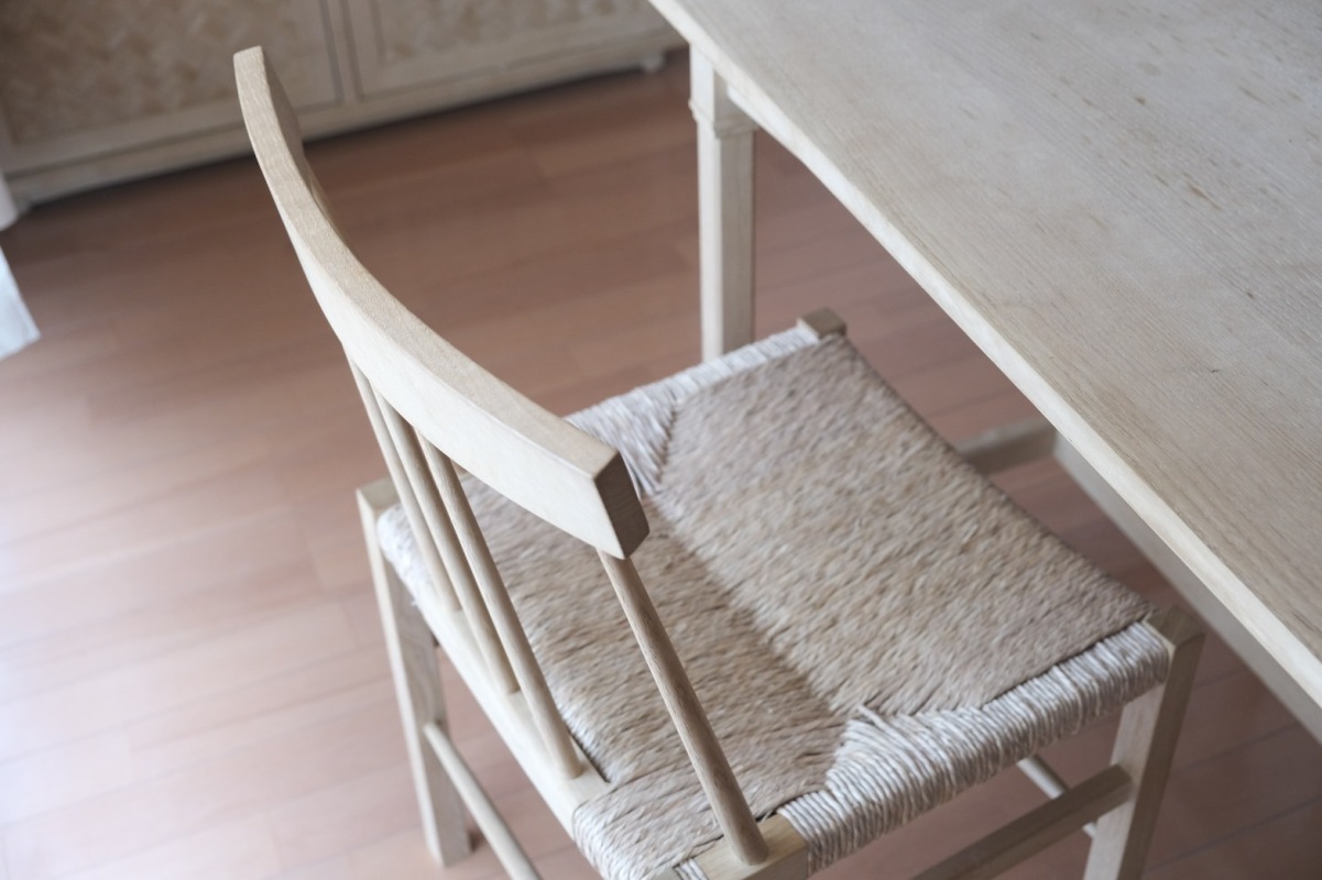 得意としている椅子は洗練されたフォルムが特徴的。細部まで手の込んだ美しい造形が特徴です。