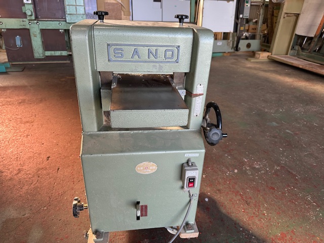 自動一面鉋盤（組子、薄物用２００巾）